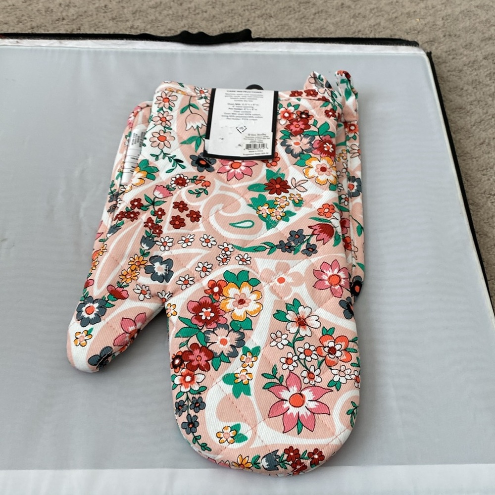 Vera Bradley pot holder and oven mitt - Picture 3 of 4
